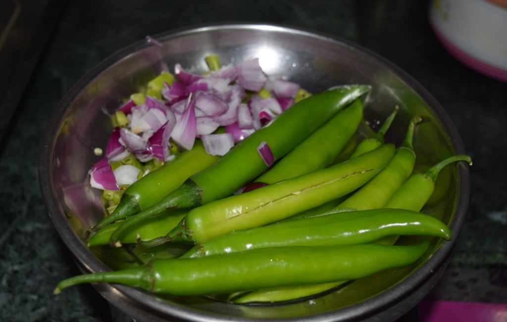 Onion with green chilli